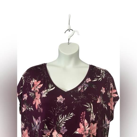 Reitmans, Plus-Size Relaxed Floral V-Neck Burgundy Top, 2X - Picture 3 of 9
